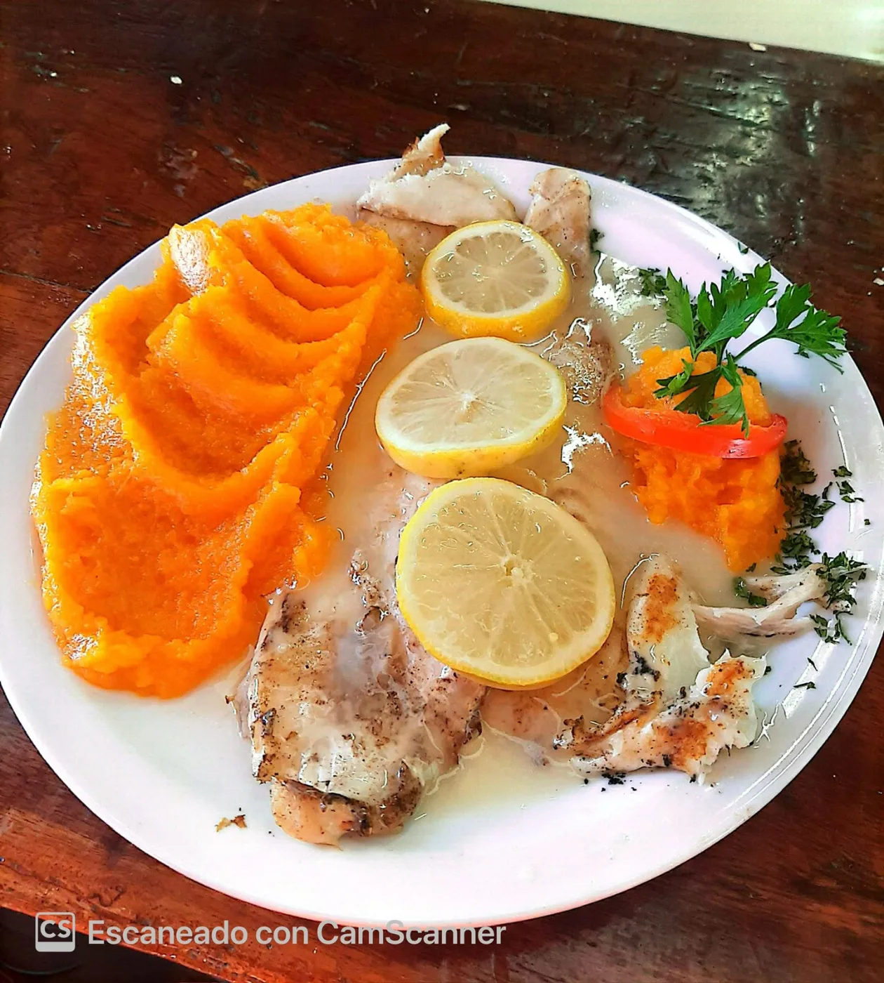 Filet de merluza con guarnición